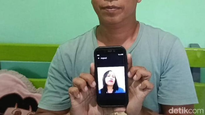 Keluarga Tasmi, menunjukkan PMI asal Cirebon yang meninggal dunia di Malaysia.