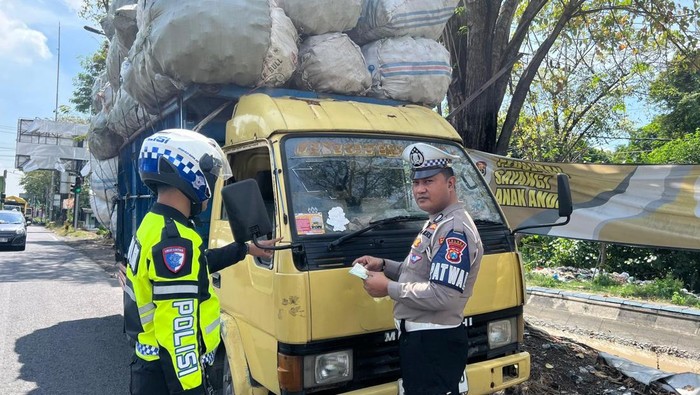 Polisi di Mojokerto melakukan sosialisasi tentang truk ODOL dengan menghentikan salah satu truk yang diduga kelebihan muatan.