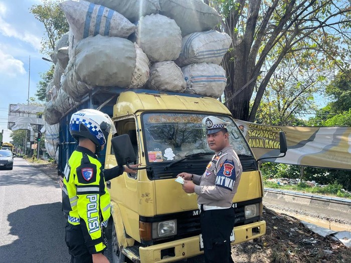 Polisi di Mojokerto melakukan sosialisasi tentang truk ODOL dengan menghentikan salah satu truk yang diduga kelebihan muatan.
