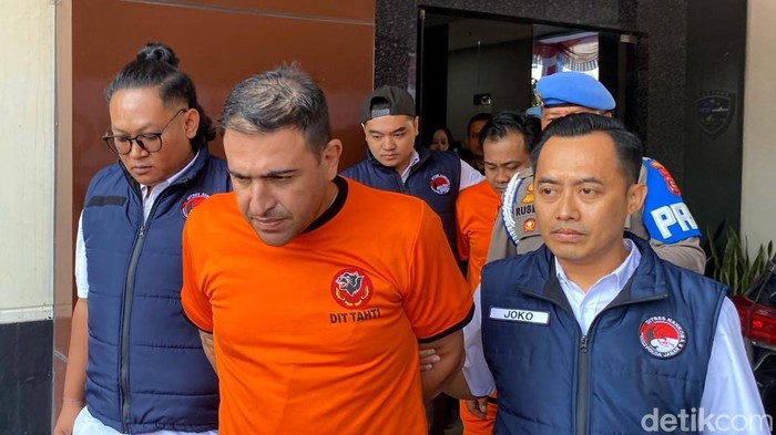 Pria asal Iran berinisial MT digiring ke lokasi knferensi pers di Mapolda Jabar