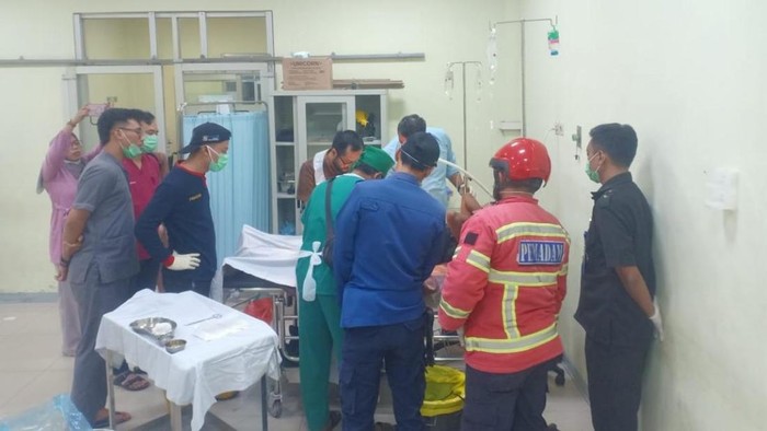 Proses evakuasi cincin di kemaluan pria di Ciamis.