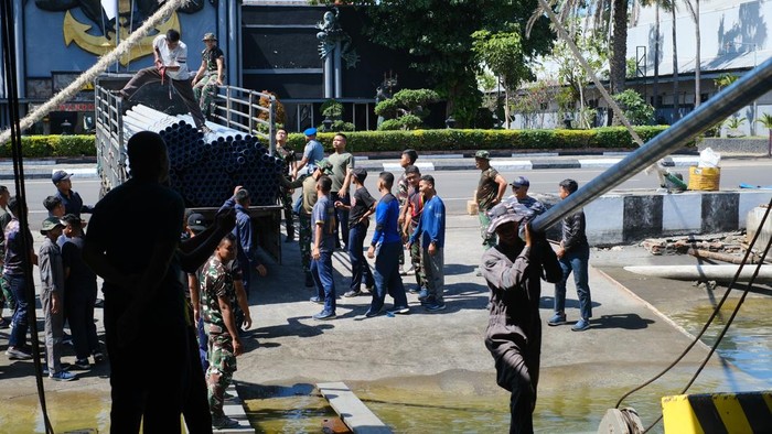 Proses pengiriman 386 batang pipa galvanis drat medium dari Surabaya ke Pulau Adonara, Flores Timur, NTT. (Istimewa)