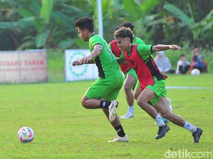 Pemain PSIS Semarang saat menjalani latihan di lapangan Gelora Bumi Mintarsih, Gunungpati. Foto diunggah Kamis (10/7/2025).