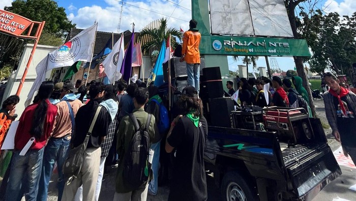 Ratusan Mahasiswa pencinta Alam (MAPALA) berdemonstrasi di depan Balai Taman Gunung Rinjani, Rabu (9/7/2025). (Istimewa)