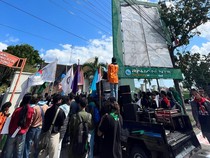 Mapala Demo Balai TNGR, Tolak Proyek Seaplane dan Glamping di Rinjani