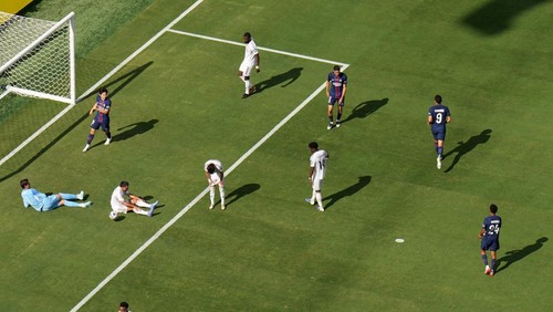 Soccer Football - FIFA Club World Cup - Semi Final - Paris St Germain v Real Madrid - MetLife Stadium, East Rutherford, New Jersey, U.S. - July 9, 2025  Paris St Germains Goncalo Ramos celebrates scoring their fourth goal as Real Madrids Thibaut Courtois and his teammates look dejected REUTERS/Agustin Marcarian