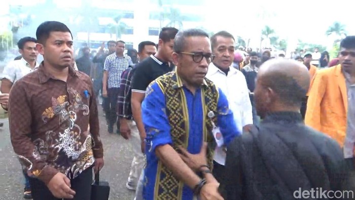 Rektor UHO Kendari Prof Muhammad Zamrun Firihu (pakai kacamata) nyaris baku hantam dengan dosen yang dikut dalam demo.
