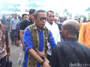 Demo Tolak Pilrek UHO Kendari Ricuh, Rektor dan Dosen Nyaris Baku Hantam