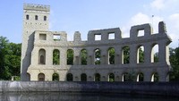 Ruinenberg, Jerman, Frederick Agung membangun reruntuhan palsu bergaya Romawi ini di dekat Taman Sanssouci. Meski tersembunyi di balik gaya kunonya adalah sistem air mancur gagal, reruntuhan ini justru jadi sorotan utama dalam lanskap taman kerajaan. Dok. Boredpanda