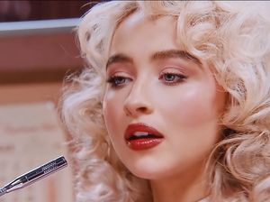Tren Strawberry Jelly Lips ala Sabrina Carpenter, Bikin Wajah Lebih Segar