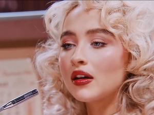 Tren Strawberry Jelly Lips ala Sabrina Carpenter, Bikin Wajah Lebih Segar