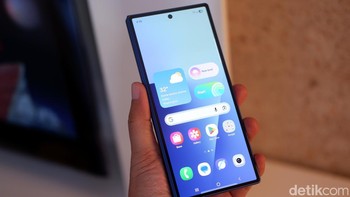 Layar luar (Cover Display) kini hadir dengan panel Dynamic AMOLED 2x 6,5 inch yang lebih lebar dan mengusung aspect ratio 21:9, membuatnya terasa sangat familiar seperti smartphone pada umumnya. Mengetik hingga Browse jadi lebih mudah bahkan saat perangkat terlipat, menawarkan pengalaman yang seamless di setiap aktivitas.Foto: Adi Fida Rahman/detikINET