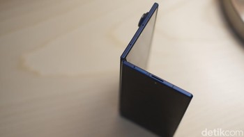 Samsung telah melakukan peningkatan signifikan pada engsel dan layar. Armor FlexHinge kini lebih tipis dan ringan berkat desain water droplet yang disempurnakan serta struktur rel penggerak engsel baru yang mampu mengurangi creasing dan meningkatkan daya tahan dengan mendistribusikan tekanan secara merata Foto: Adi Fida Rahman/detikINET