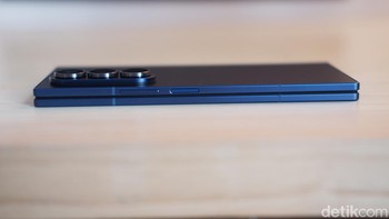 Dari segi ketebalan, Galaxy Z Fold7 hanya setebal 8,9 mm saat dilipat. Ini setara 9 kartu kredit atau debit.Foto: Adi Fida Rahman/detikINET