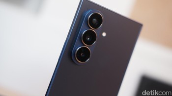 Galaxy Z Fold7 menghadirkan pengalaman kamera profesional. Untuk pertama kalinya di Galaxy Z Series, kamera wide 200MP hadir untuk menangkap detail 4x lebih banyak dan menghasilkan gambar yang 44% lebih terang Foto: Adi Fida Rahman/detikINET