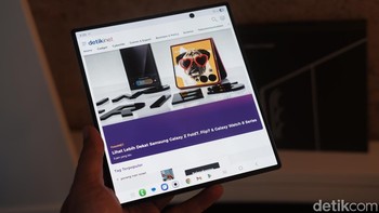 Saat dibuka, Galaxy Z Fold7 bertransformasi menjadi lebih dari sekadar smartphone. Layar utama Dynamic AMOLED 2x 8 inch yang kini 11% lebih besar dibanding generasi terdahulu, memperluas kemungkinan pengguna untuk mengedit, multitasking, menikmati pengalaman menonton yang immersive, dan memaksimalkan manfaat dari Galaxy AI.Foto: Adi Fida Rahman/detikINET