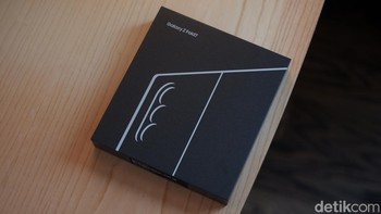 Inilah wujud kotak kemasan Samsung Galaxy Z Fold7. Foto: Adi Fida Rahman/detikINET