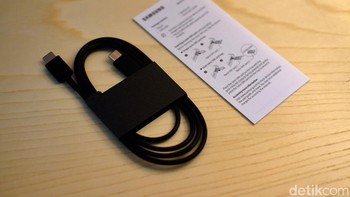 Samsung menyertakan kabel data USB-C dan petunjuk penggunaan. Foto: Adi Fida Rahman/detikINET