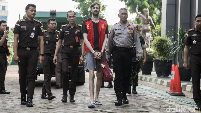 Penampilan tak biasa diperlihatkan Alexander Zverev, warga negara Rusia yang masuk dalam daftar buron Interpol. Saat menjalani proses ekstradisi di Kejaksaan Negeri Jakarta Selatan, Kamis (10/7), Zverev justru tampil santai mengenakan celana pendek dan sandal jepit, seolah tak sedang menghadapi pemulangan paksa ke negaranya.