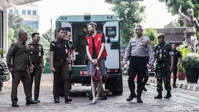 Santai Banget, Buron Interpol Rusia Diekstradisi Pakai Sandal