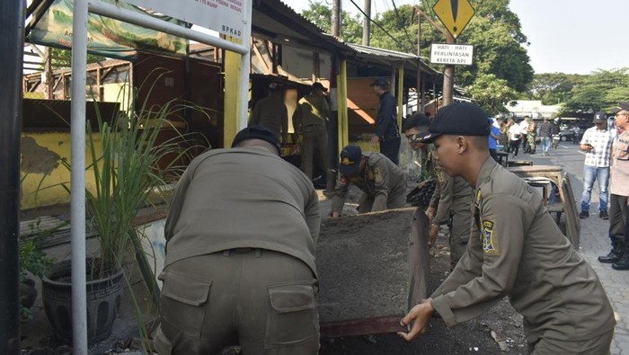 Satpol PP Surabaya dan BPKAD menertibkan bangunan liar di sepanjang Jalan Ketintang Permai