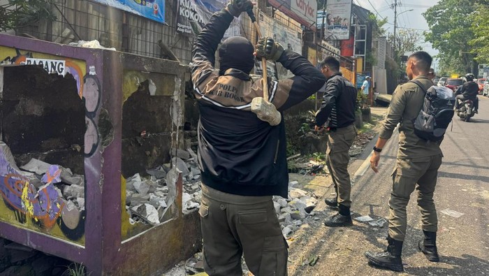 Satpol PP tertibkan TPS hingga bangunan di trotoar Puncak Bogor. (Dok. ist)