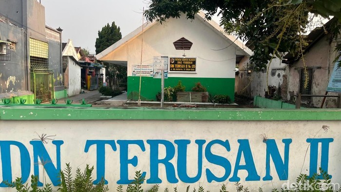 SDN Terusan 2 Mojokerto, salah satu sekolah yang kekurangan siswa baru.