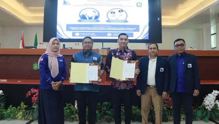 Sekda Takalar Muhammad Hasbi saat menerima MPP ADPERTISI. Dokumen Istimewa