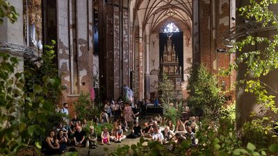 Seni Imersif Sulap Gereja Tua Polandia Jadi Hutan Urban