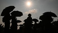 Aksi tersebut menuntut pemerintah agar menuntaskan kasus pelanggaran HAM di masa lalu dan menyoroti minimnya transparansi dalam penulisan ulang sejarah Indonesia. Foto: ANTARA FOTO/Sulthony Hasanuddin