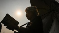 Aktivis Jaringan Solidaritas Korban untuk Keadilan Sumarsih membaca buku saat mengikuti Aksi Kamisan ke-868 di depan Istana Merdeka, Jakarta, Kamis (10/7/2025). Foto: ANTARA FOTO/Sulthony Hasanuddin