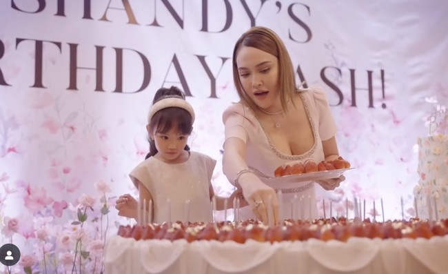 Kue ulang tahun Shandy Aulia itu mirip dengan wedding cake di pernikahan Al Ghazali-Alyssa Daguise dan Amanda Rawles-Adriel Susanteo. Dalam foto terlihat putri kecil Shandy, Claire, yang juga setia menemani. Foto: Instagram/@shandyaulia