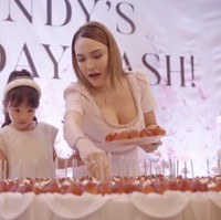 Kue ulang tahun Shandy Aulia itu mirip dengan wedding cake di pernikahan Al Ghazali-Alyssa Daguise dan Amanda Rawles-Adriel Susanteo. Dalam foto terlihat putri kecil Shandy, Claire, yang juga setia menemani. Foto: Instagram/@shandyaulia