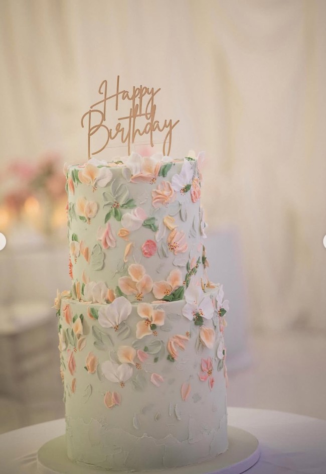 Ada pula kue ulang tahun dua tingkat berwarna hijau mint berhias detail berbentuk kelopak-kelopak bunga dengan warna-warna pastel. Bagian atasnya terdapat tulisan Happy Birthday. Foto: Instagram/@shandyaulia