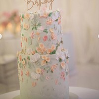 Ada pula kue ulang tahun dua tingkat berwarna hijau mint berhias detail berbentuk kelopak-kelopak bunga dengan warna-warna pastel. Bagian atasnya terdapat tulisan Happy Birthday. Foto: Instagram/@shandyaulia