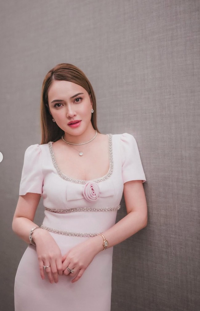 Dengan riasan flawless ditambah rambut yang ditata lurus dan sleek membuat penampilan Shandy terlihat manglingi dan awet muda. Forever young, komentar salah seorang netizen. Lebih berisi bodynya mom nya claire....cantik, sueger, tambah netizen lain. Foto: Instagram/@shandyaulia
