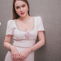 Dengan riasan flawless ditambah rambut yang ditata lurus dan sleek membuat penampilan Shandy terlihat manglingi dan awet muda. Forever young, komentar salah seorang netizen. Lebih berisi bodynya mom nya claire....cantik, sueger, tambah netizen lain. Foto: Instagram/@shandyaulia