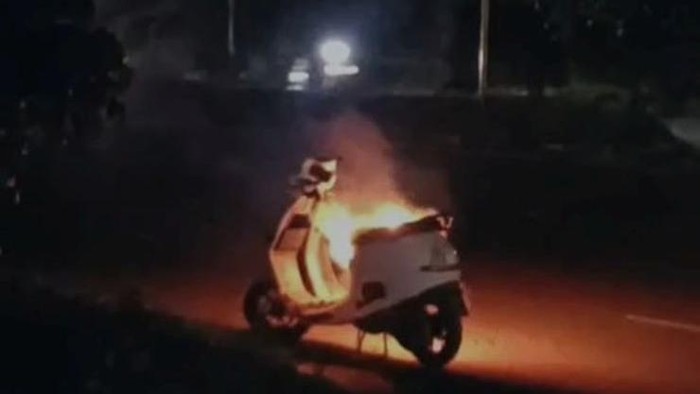 Skuter listrik tiba-tiba terbakar di India