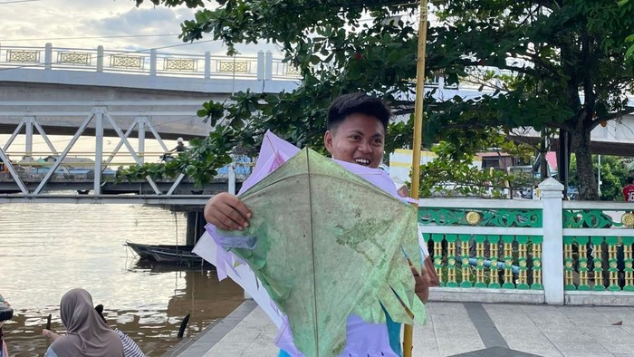 Sosok Alfin, bocah pengumpul layangan untuk dijual kembali. Foto: Khairun Nisa/detikKalimantan