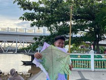 Cara Alfin Isi Liburan dengan Bermain-Menjual Layangan Daur Ulang