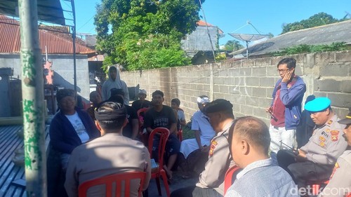 Suasana di rumah duka, Putu Mertayasa, korban tenggelamnya KMP Tunu Pratama Jaya, di Buleleng, Kamis (10/7/2025).