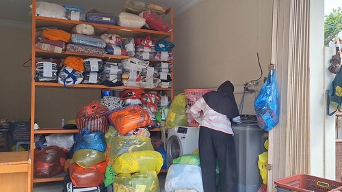 Suasana salah satu bisnis laundry warga di Kelurahan Karang Pule, Kecamatan Sekarbela, Mataram, Kamis (10/7/2025). (Nathea Citra/detikBali)