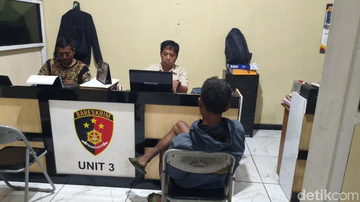 Sudiyatmiko saat pemeriksaan di kantor polisi