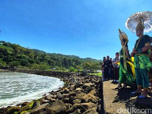 Keanggunan Aura Maulida Jadi Ratu di Festival Hari Nelayan