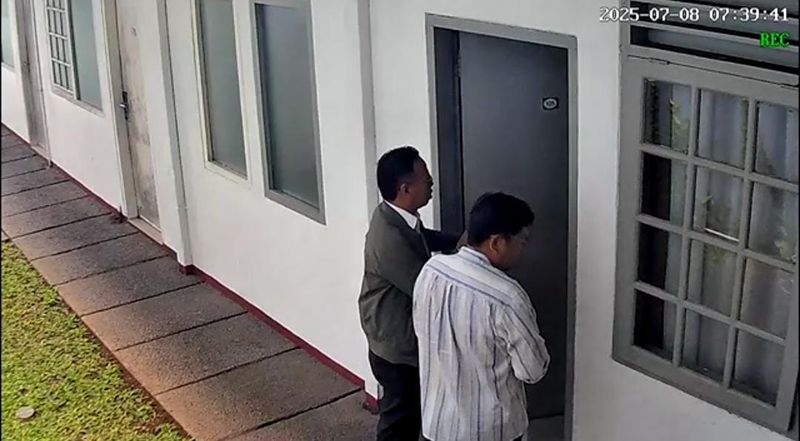 Tangkapan layar CCTV detik-detik diplomat Kemlu ditemukan tewas di kamar kos, pada Selasa (8/7/2025).