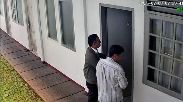 Tangkapan layar CCTV detik-detik diplomat Kemlu ditemukan tewas di kamar kos, pada Selasa (8/7/2025).