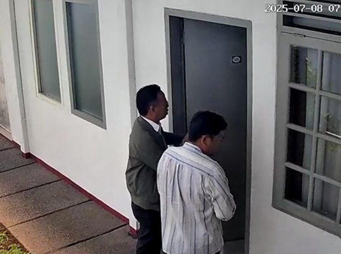 Tangkapan layar CCTV detik-detik diplomat Kemlu ditemukan tewas di kamar kos, pada Selasa (8/7/2025).