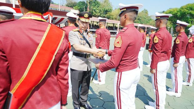 Kapolri Berikan Penghargaan ke Taruna Akpol Berprestasi