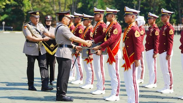 Kapolri Berikan Penghargaan ke Taruna Akpol Berprestasi