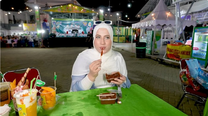 Tasyi Athasyia Tasyi Athasyia kulineran di PRJ 2025, cicip makanan di UMKM